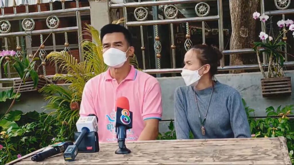 นายไชย์พล หรือลุงพล พร้อมด้วยป้าแต๋น ได้ออกมาตั้งโต๊ะแถลงเร่งหาทนายความ